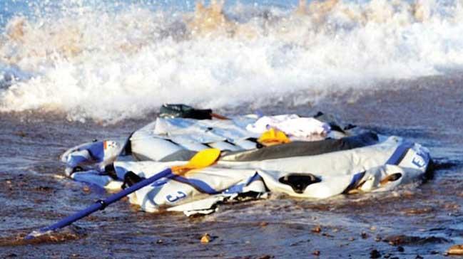 Ege'de kaak botu kayalklara arpp batt: 2'si ocuk 3 l