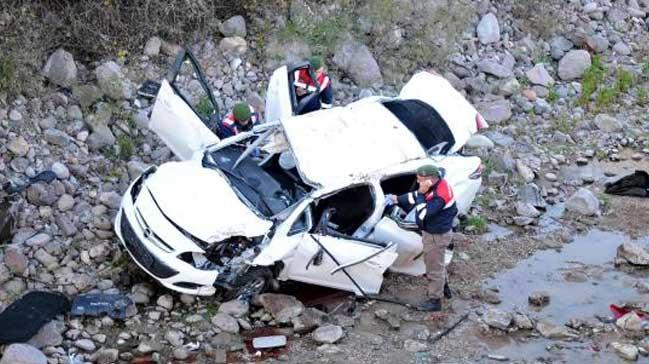 anakkale'de otomobil dereye utu: 2 l, 2 yaral