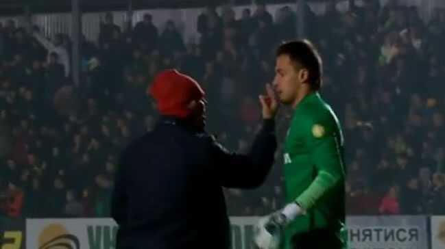 Sahaya giren taraftar Shakhtar kalecisiyle tartt
