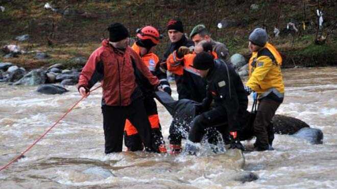 Rize'de otomobil dereye utu: 1 l, 5 yaral