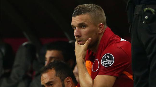 Podolski tekmeledi korumas yumruklad