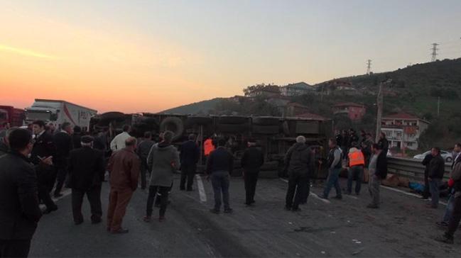 TEMde TIR devrildi trafik fel oldu