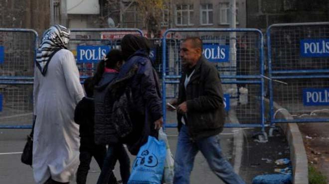 Sur'da iki polis yaraland