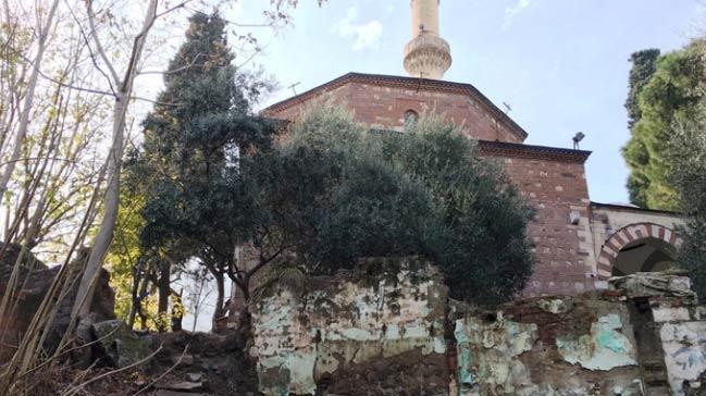 Tarihi cami tinercilerin mekan oldu