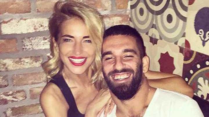 Arda Turan, Burcu Esmersoy'u her yerden sildi