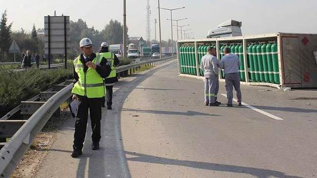 Tp dolu TIR devrildi, otoban kapand