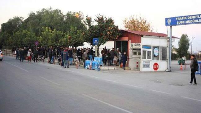 Ehliyetlerini alabilmek iin sabaha kadar nbet tuttular