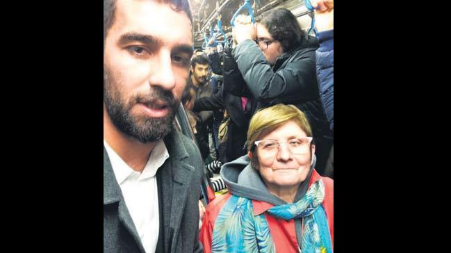 Dnya yldzyla Cihan Teyze'nin 'metro selfie'si