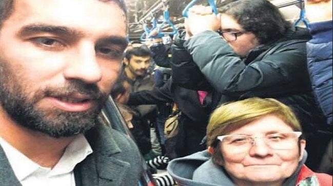 Arda Turan metroya bindi selfie ekti