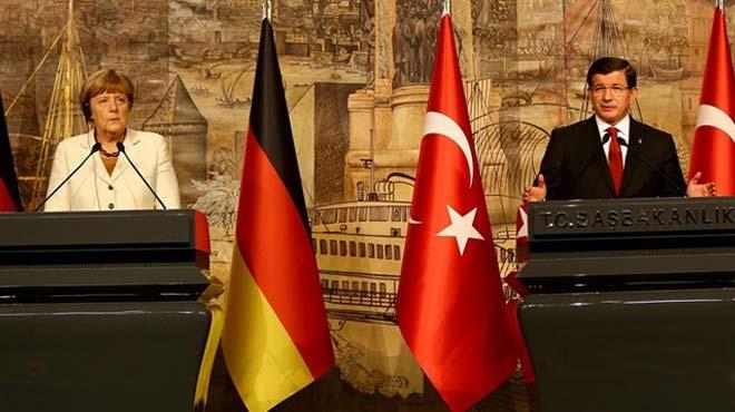 Babakan Davutolu ve Merkel ortak basn toplants dzenledi