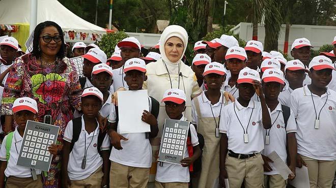 Emine Erdoan Gana'da iitme engelli ocuklar ziyaret etti