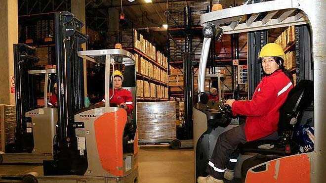 Evde dolap yerletirir gibi forklift kullanyorlar