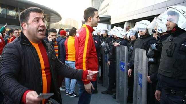 Galatasaray - Fenerbahe derbisi ertelendi!