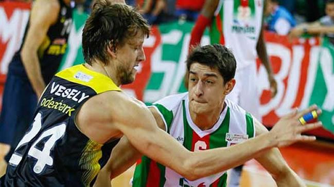 Fenerbaheli Vesely en az 6 hafta yok