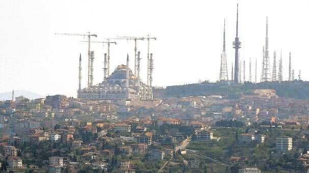 amlca Camii'sinin minare ve kubbesi bitmek zere