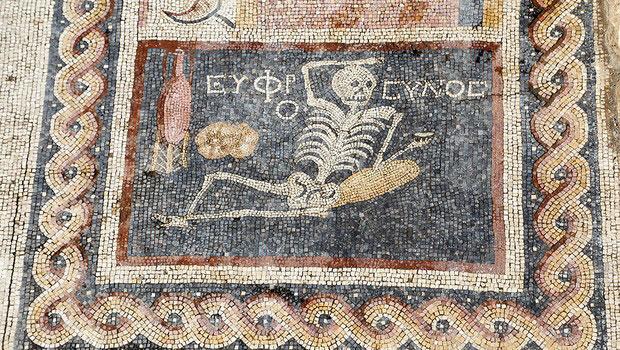 Antakya'da 'Neeli ol hayatn yaa' yazl mozaik bulundu