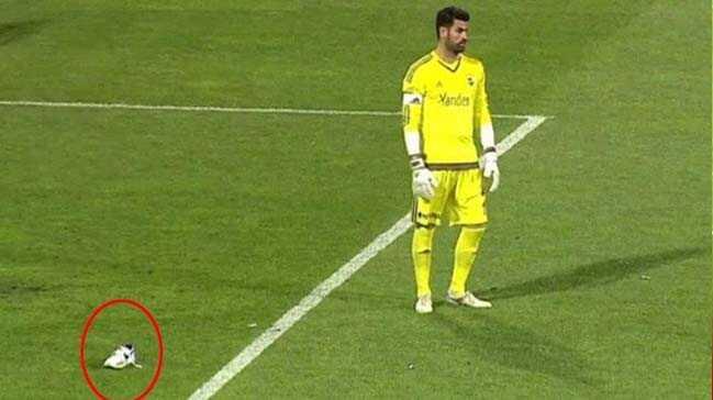 Volkan Demirel'e ayakkab frlattlar