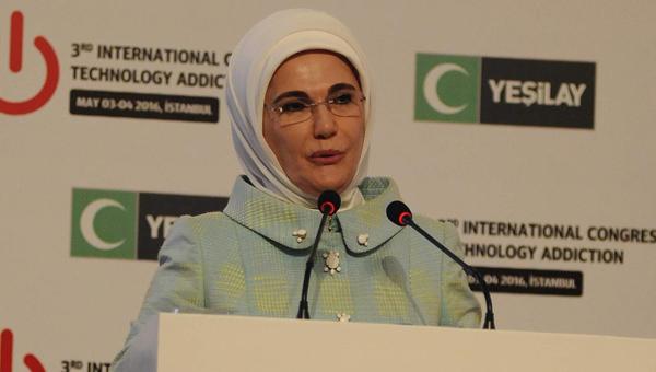 Emine Erdoan'dan ailelere bamllkla mcadele mesaj