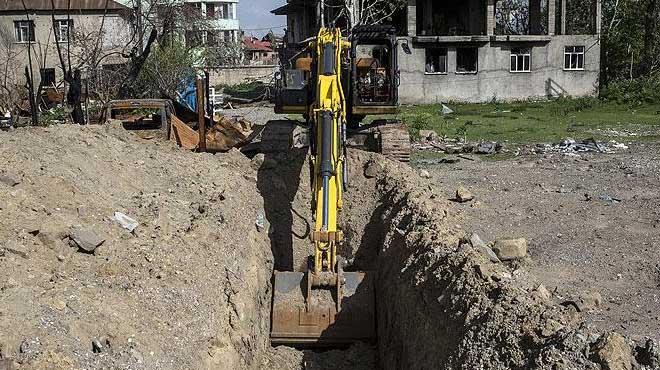 Terristler trlarla barikat kurup kepelerle ukur amlar