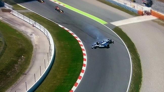 Mercedes pilotlar Rosberg ve Hamilton birbirlerine arpt!