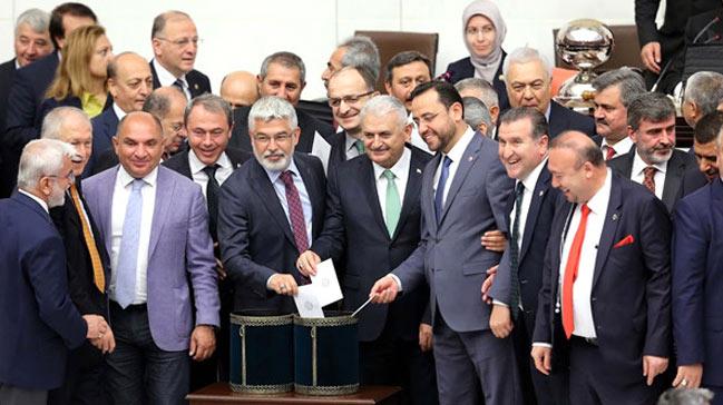 Dokunulmazlk teklifi referandumsuz kabul edildi