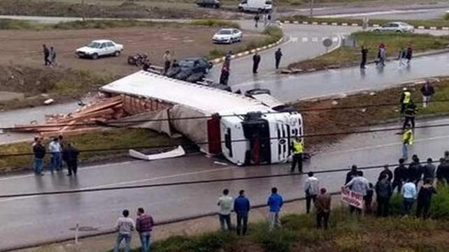 Kastamonu'da TIR devrildi: 2 kii yaraland