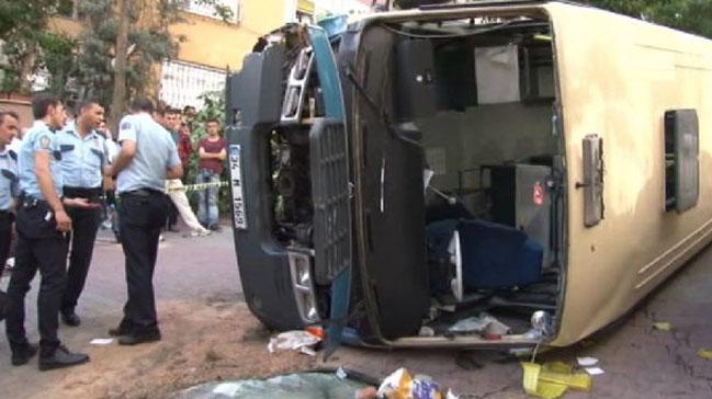 stanbul'da yolcu otobs devrildi! 10 yaral