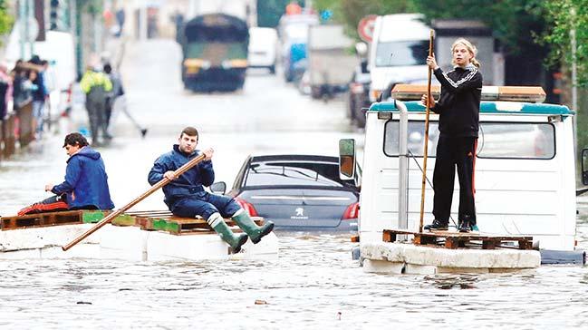 Pilotlar grevde; araba ya da trenle gelin 