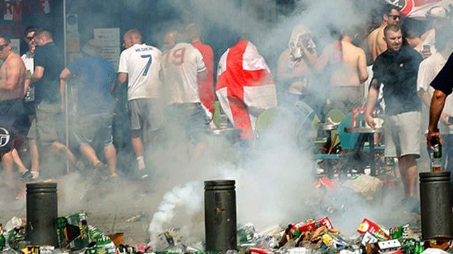 UEFA, Marsilya'daki taraftar iddetini knad!