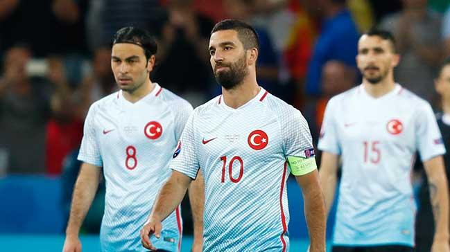 Arda Turan'a tribnlerden protesto