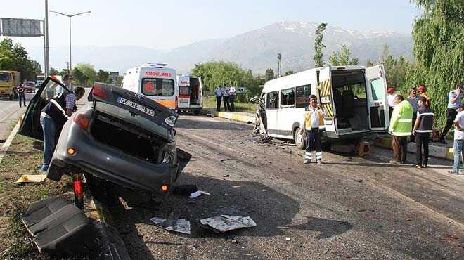 Erzincan'da minibsle otomobil arpt: 26 yaral