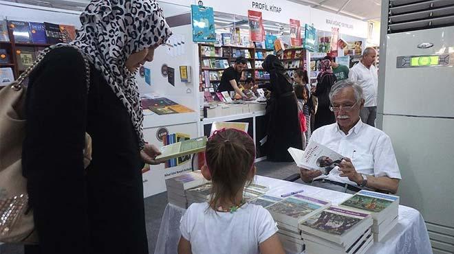 ocuklar Peygamberi anlatan kitaplar okuyor