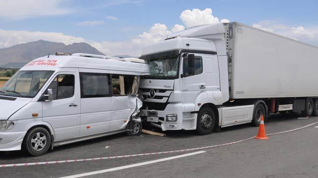 Denizli'de trafik kazas: 2 l, 10 yaral