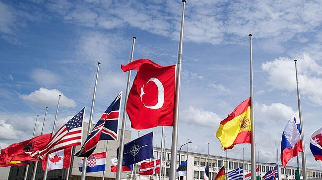 NATO'da bayraklar yarya indirildi