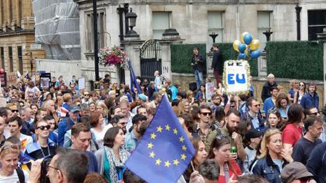 Londra'da binlerce kii Brexit'i protesto iin sokaa dkld