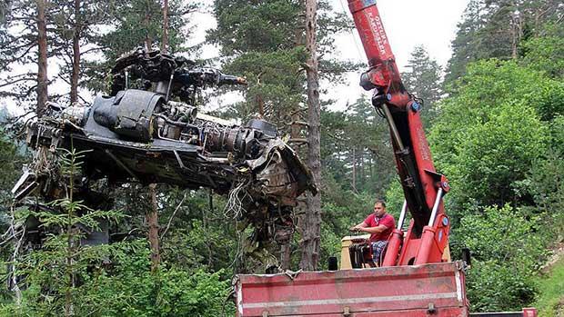 Giresun'da den askeri helikopterin enkaz kaldrld