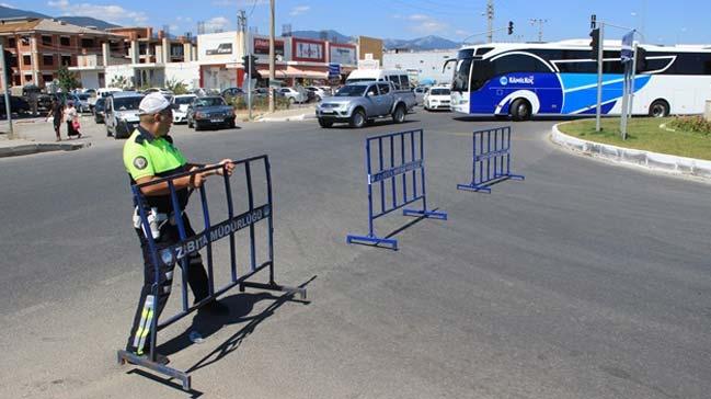 Akay'a ara giriini nlemek iin polis barikat kurdu