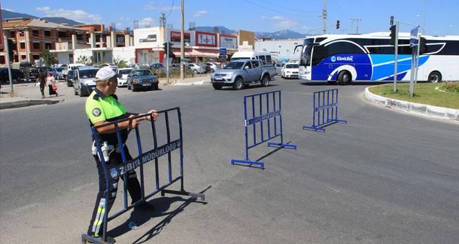 Akay'a ara giriini nlemek iin polis barikat kurdu 