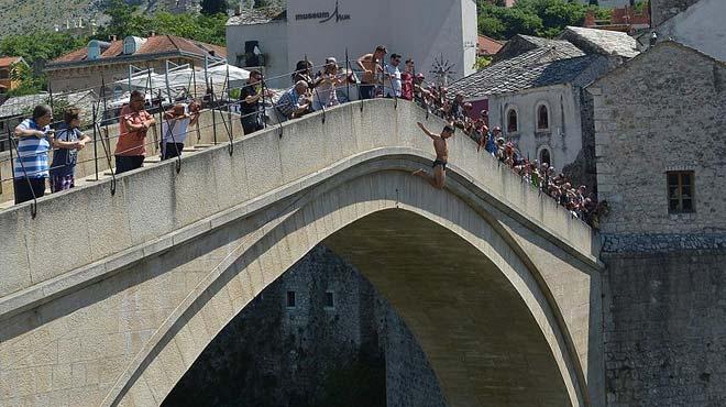 Srebrenitsa kurbanlarn anmak iin Mostar Kprs'nden 'sessizce' atladlar