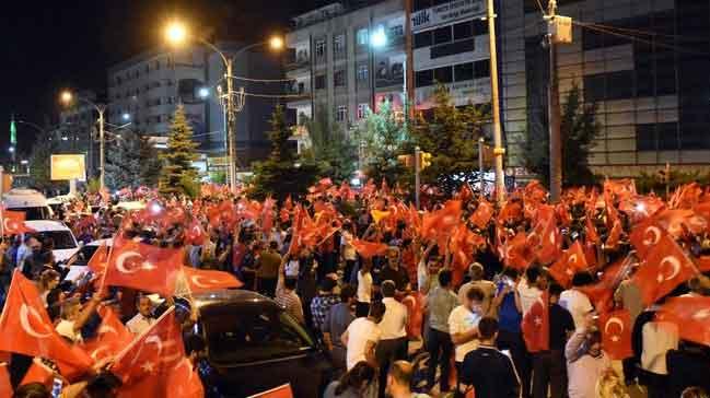 Van'da vatandalar Trk bayraklaryla Ak Parti binas nnde topland