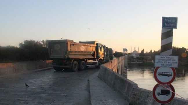 Tarihi kprlere kamyonlar ekildi, uluslararas yol geilere kapatld