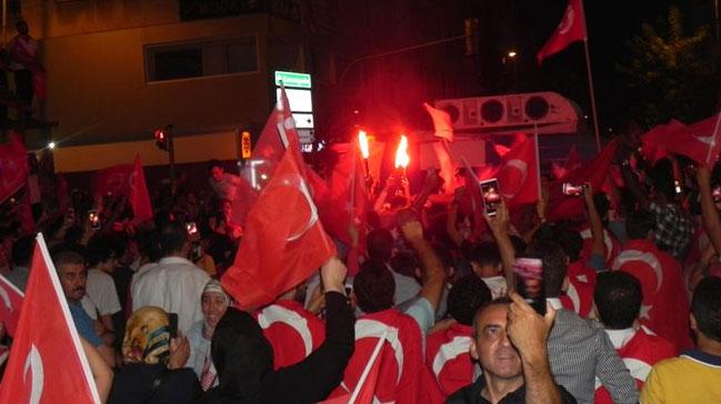 stanbul'da binlerce kii darbe giriimini protesto etti