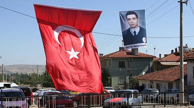 Demokrasi ehitleri topraa veriliyor