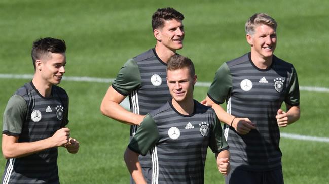 Mario Gomez Schweinsteiger'i Beikta'a getiriyor