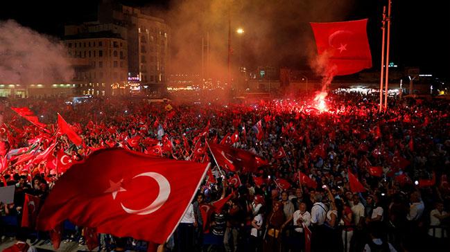 Taksim'de 'Demokrasi nbeti' sryor 