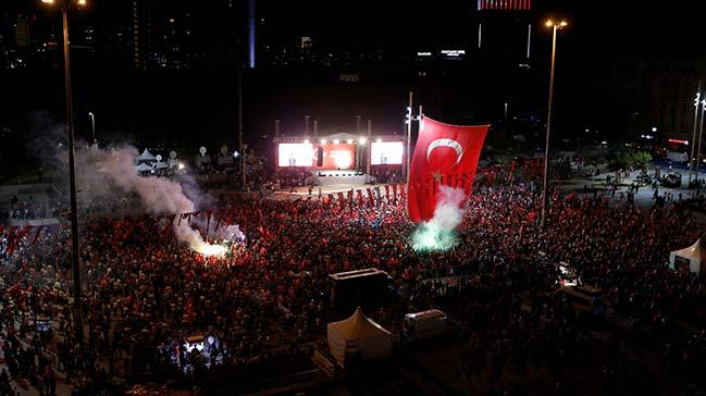 Meydanlarda demokrasi nbeti