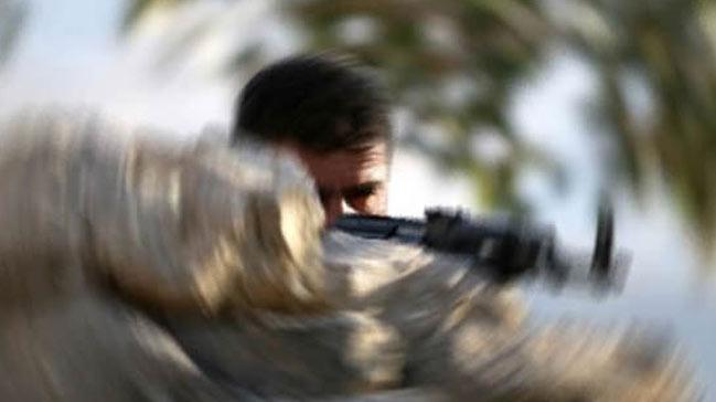 PKK'l terristler, karakola erzak ve yakt gtren aralara saldrd