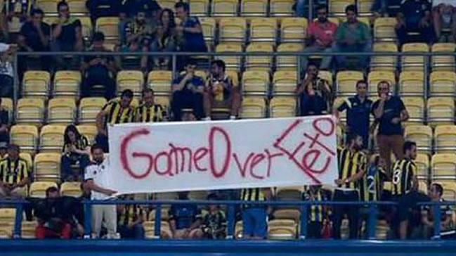 Fenerbahelilerden 'Game Over FET' pankart