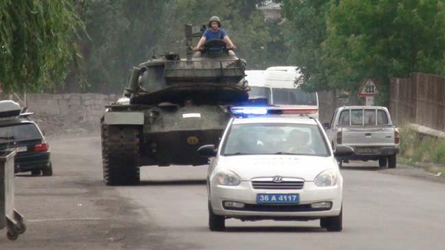 Darbecilerin tank, polis eskortu eliinde klaya dnd