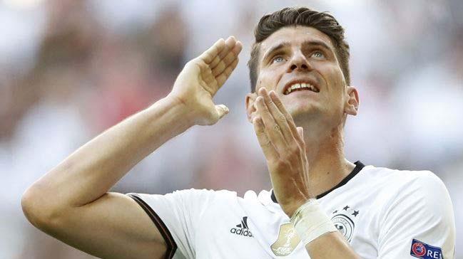 Sra geldi Mario Gomez'e!